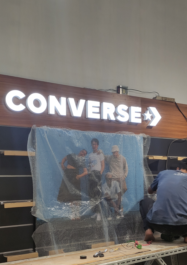 huruf timbul converse